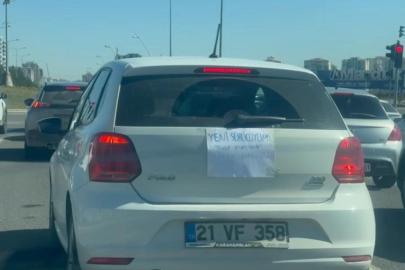 Kadın sürücü ’yeni sürücüyüm, sabır imandandır’ yazısıyla trafiğe çıktı