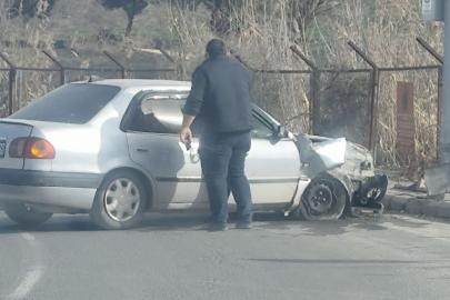 Şanlıurfa’da virajı alamayan otomobil direğe çarptı