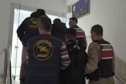 Silahla bir evi tarayan 2 kişi yakalandı