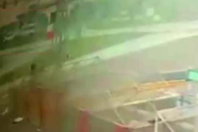 15 kişinin yaralandığı kaza anı güvenlik kamerasına yansıdı