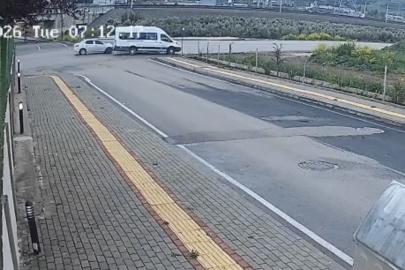 Alt geçitte kaza kamerada: Otomobil ile minibüs çarpıştı