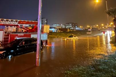 Araçlarda mahsur kalan 3 kişiyi itfaiye ekipleri kurtardı