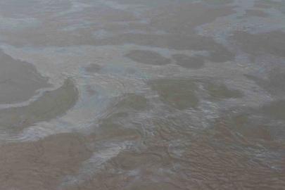 Boru hattındaki sızıntı nedeniyle petrol Dicle Nehrine karıştı, ekipler arızayı giderdi