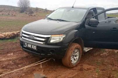 Çamura saplanan aracın imdadına Özel İdare ekipleri yetişti