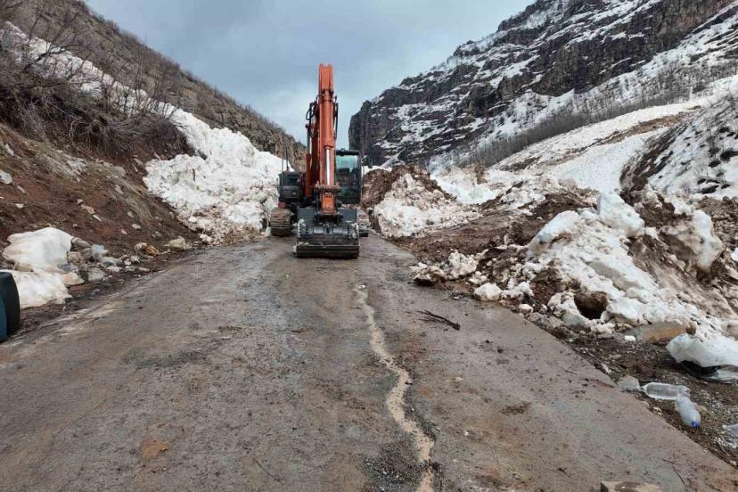 Çocuklardan alkışlanacak hareket: Yolların açılması için günlerdir çalışan işçilere yemek götürüyorlar