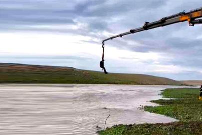 Dereler coştu, traktör sürücüsü son anda kurtuldu