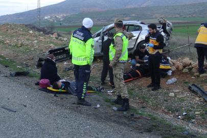 Direğe çarpıp takla atan araç hurdaya döndü: 5 yaralı