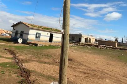 Şanlıurfa'da direği oyup kaçak hat çektiler