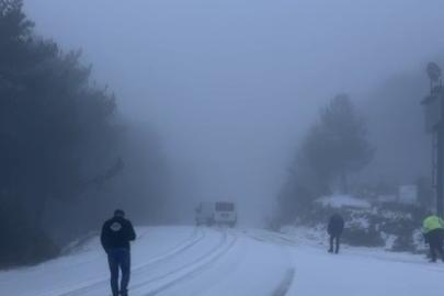 Dolu yağışı yolları beyaza bürüdü