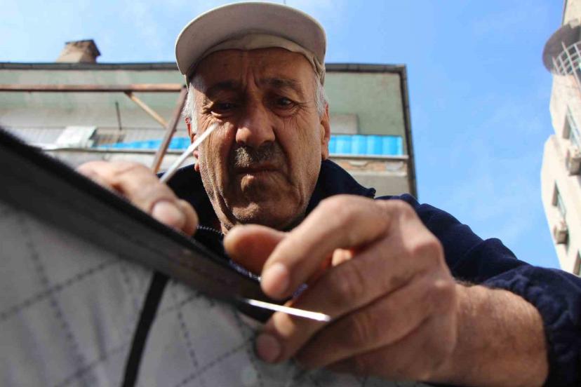Ermeni asıllı usta 50 yıldır iğne, iplikle tamir yapıyor: 