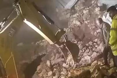 Fırtınada 2 katlı taş bina çöktü: Enkaz altında kalan 5 büyükbaş hayvan kurtarıldı