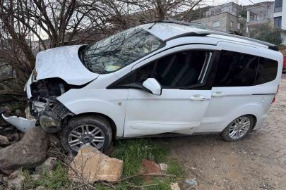 Freni boşalan hafif ticari araç ağaca çarptı: 1 yaralı