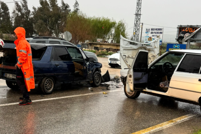 Göbeklitepe yolunda iki otomobil çarpıştı: 2 yaralı