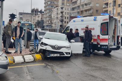 Haliliye ilçesinde iki otomobil çarpıştı: 3 yaralı