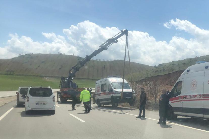 Hasta taşıyan ambulans devrildi