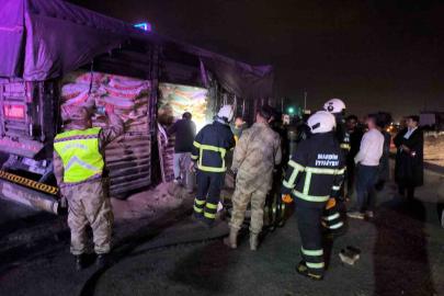 Hayvan yemi yüklü tırın dorsesinde yangın çıktı