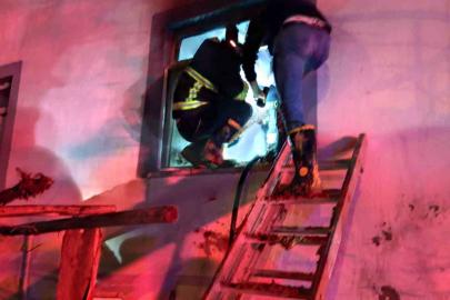 İki katlı binada korkutan yangın