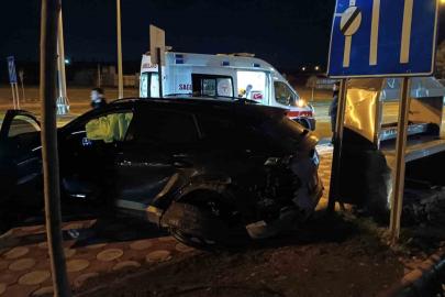 İki otomobil kafa kafaya çarpıştı: 1 yaralı