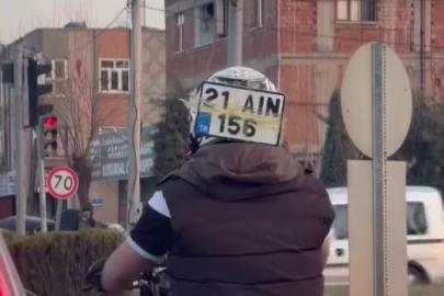 İlginç görüntü: Düşen plakasını kaskına bantlayıp trafikte ilerledi