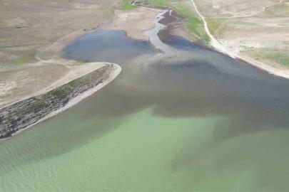 Kanalizasyon atığı Atatürk Barajı’nı siyaha bürüdü