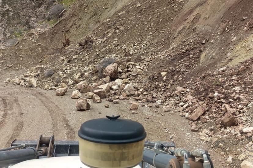 Kar ve heyelan ulaşımı aksattı. Mahsur kalan vatandaşlar kurtarıldı