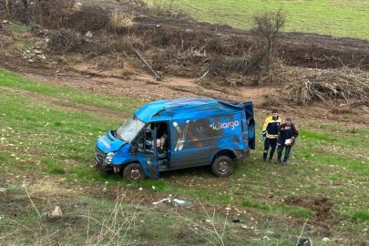 Kargo aracı takla attı: 2 yaralı