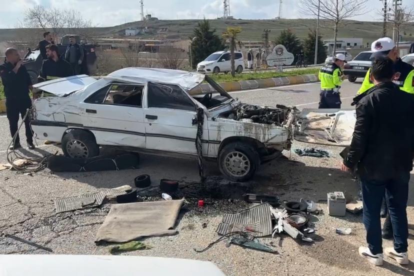 Karşı şeride geçen otomobil ters döndü: 1’i ağır 3 yaralı