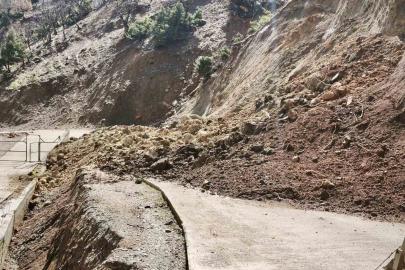 Meydana gelen toprak kayması ulaşımda aksamalara neden oldu