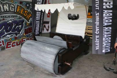 Modifiye tutkunlarının "Taş Devri" aracına yoğun ilgi