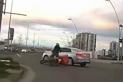 Motosikletin otomobille çarpışma anı kamerada