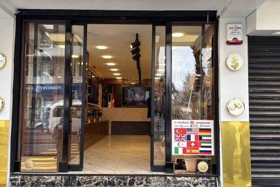 Motosikletli şahıslar kuyumcu dükkanını kurşunladı