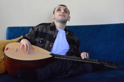Müzik aşkı engellerini aştı: Çaldığı enstrümanlarla hayata tutunuyor