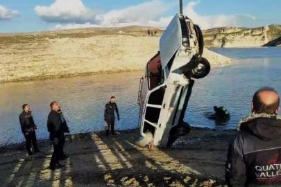 Nehir kıyısına park edilen araç suya gömüldü