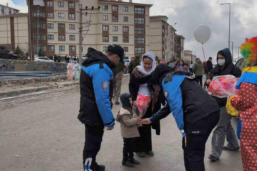Nevruz etkinliklerine katılan çocuklara pamuk şeker ve balon dağıttı