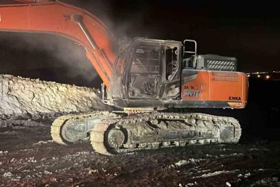 OSB şantiyesinde iş makinesi yakıldı