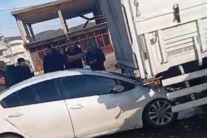 Otomobil kırmızı ışıkta bekleyen tıra çarptı, sürücü yaralandı