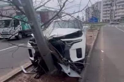 Otomobil refüje çıkıp direğe çarptı: 1 yaralı