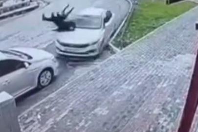 Otomobil yayalara çarptı: 2 yaralı