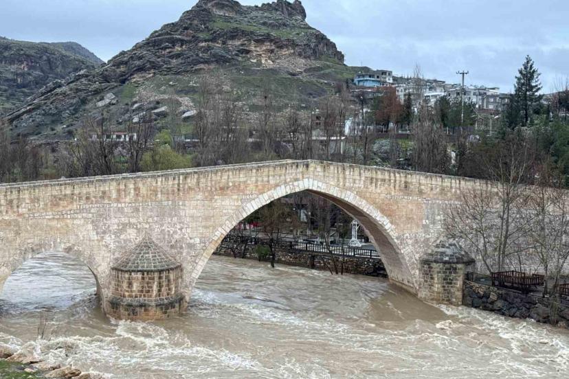 sağanak nedeniyle akarsuların debileri arttı