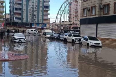 Sağanak yağış hayatı durma noktasına getirdi