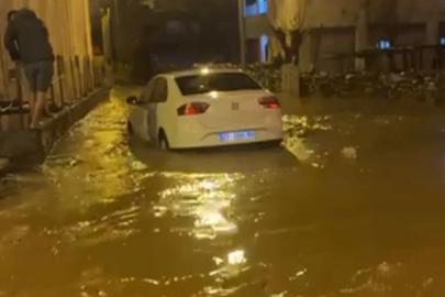 Sağanakta göle dönen yollarda araçlar mahsur kaldı