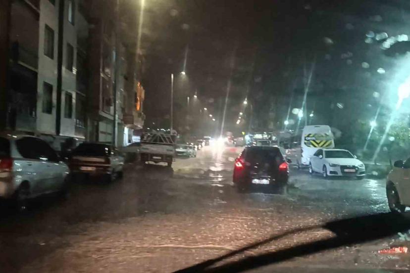 Şanlıurfa’da sağanak yağış hayatı olumsuz etkiledi
