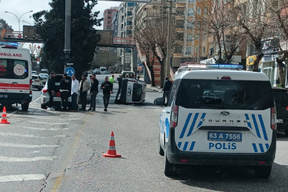 Şanlıurfa’da ticari araç yan yattı, sürücü yaralandı