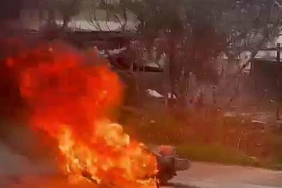 Seyir halindeki motosiklet yandı