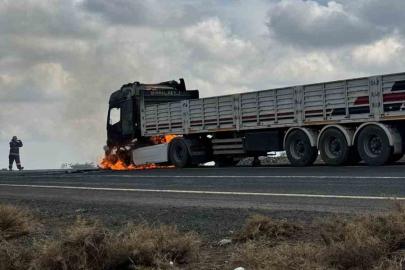 Seyir halindeki tır alev aldı