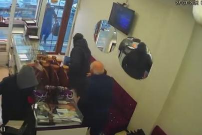 Silahla kuyumcu soygunu kamerada: Yaklaşık 1,5 kilo altın çalıp kayıplara karıştılar