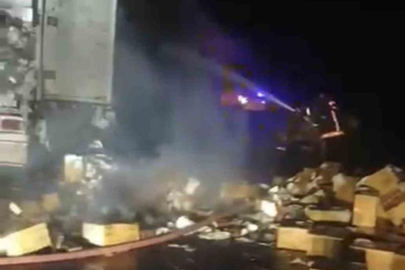 Siverek'te peçete yüklü Tır alev aldı