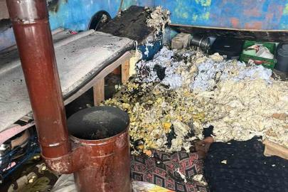 Sobadan sıçrayan kıvılcımlar evi ve çadırı alevlere teslim etti