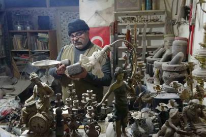 Taş oymacılığının son ustası bayramda da tezgah başında