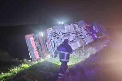 Tır devrildi: 1 yaralı